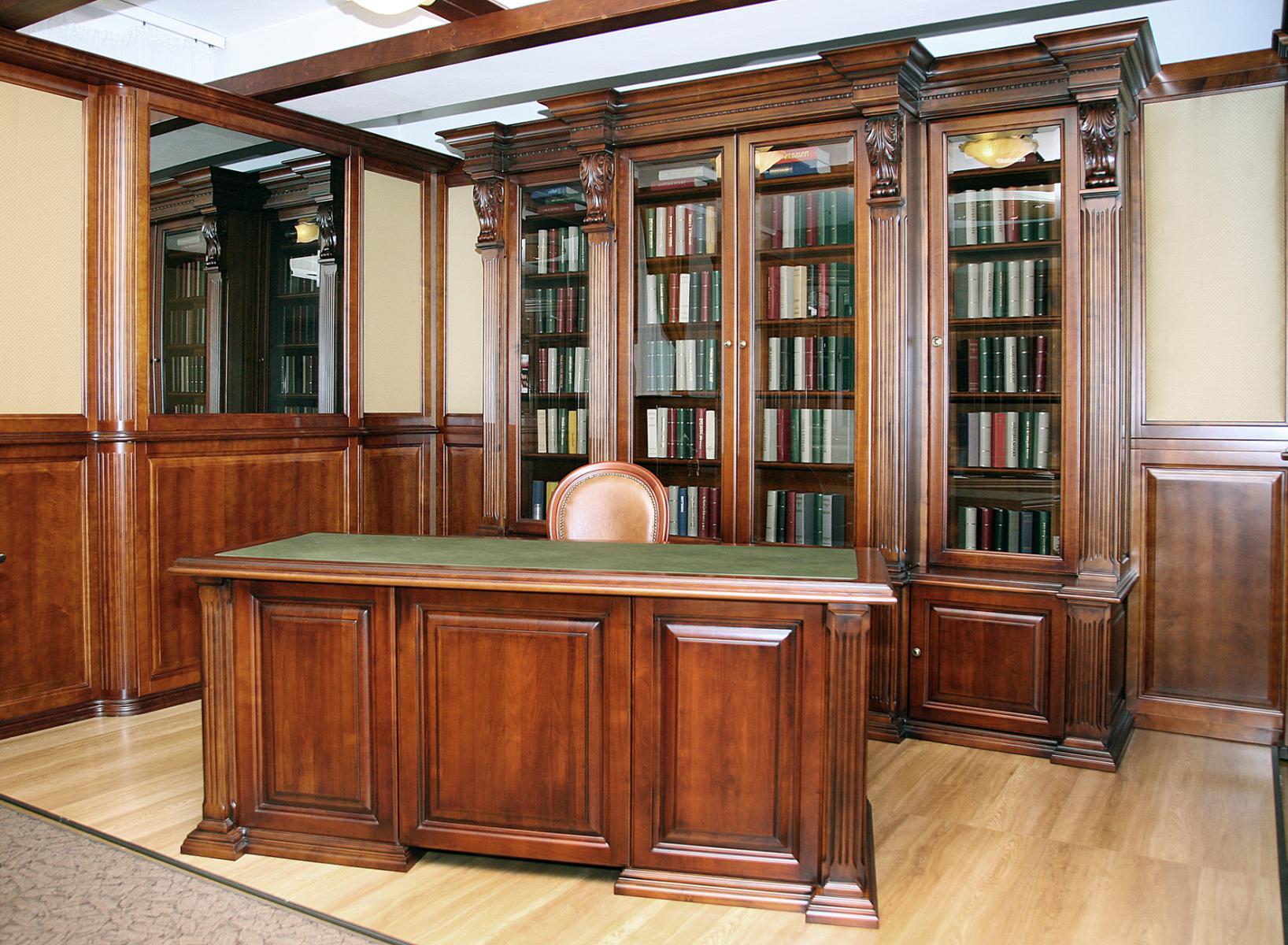 biurko i biblioteczka z drewna